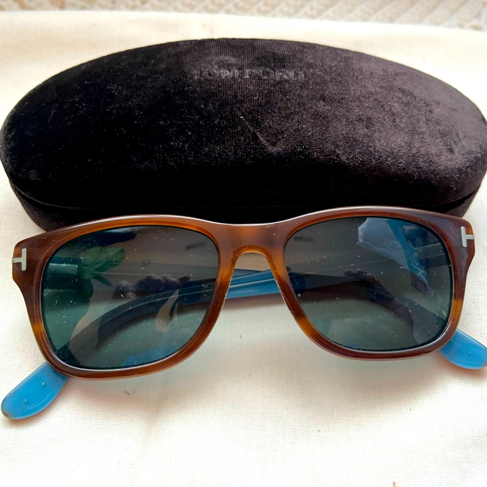 Tom Ford wayfarer sunglasses tortoise color. Excellent condition!